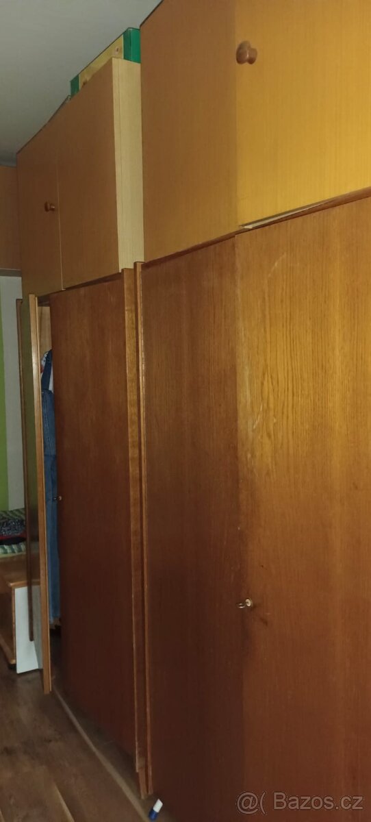 Dvě rozkládací skříně z kvalitního dřeva a dva prádelníky,