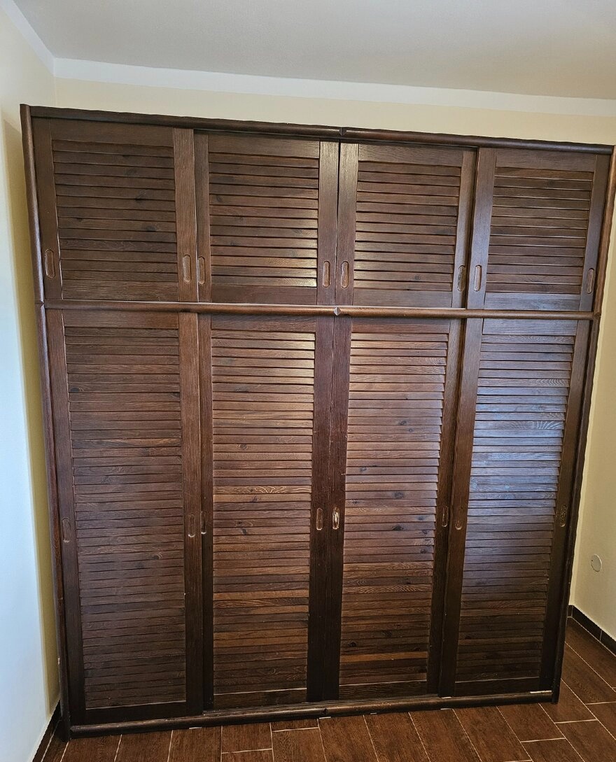 DOVOZ MOŽNÝ velká šatní skříň plná polic 200x220x60 cm