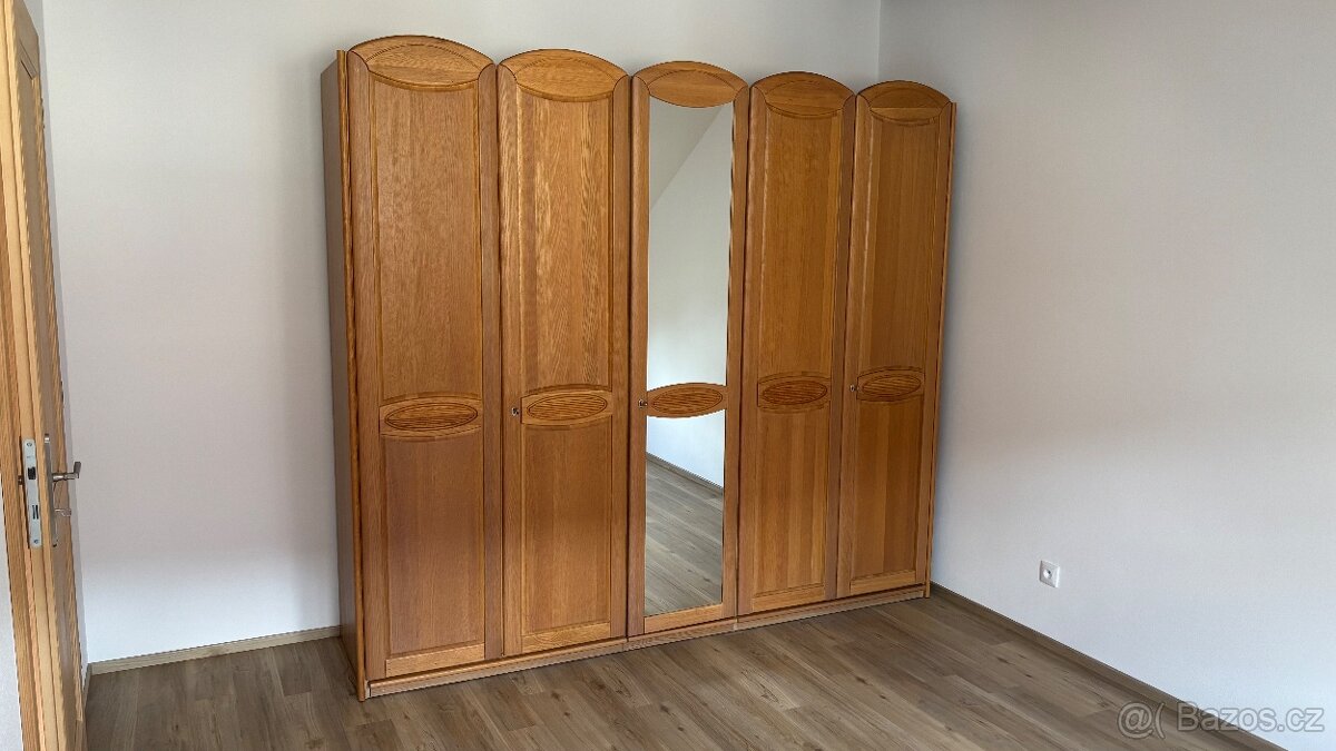 Hitona Masivní dubová šatní skříň (5 dveřová)