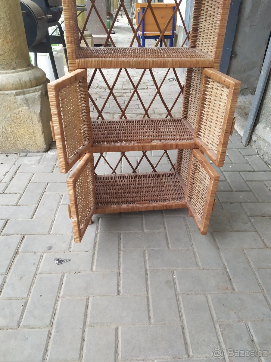 Proutěná skříň