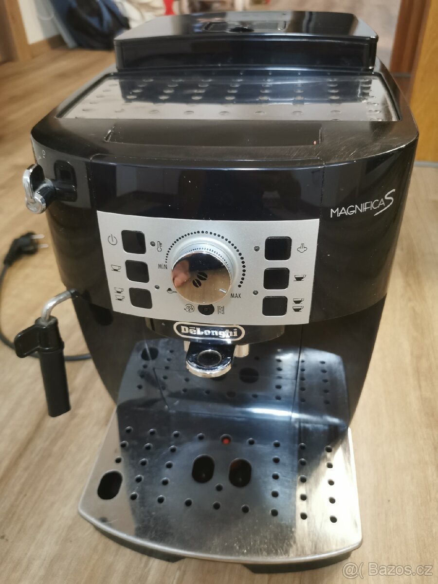 Delonghi Magnifica S, s mlýnem na kávu