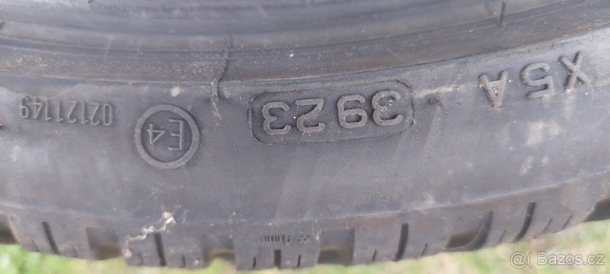 Zimní pneu 275 30r20 . 2kusy zánovní dot 2023