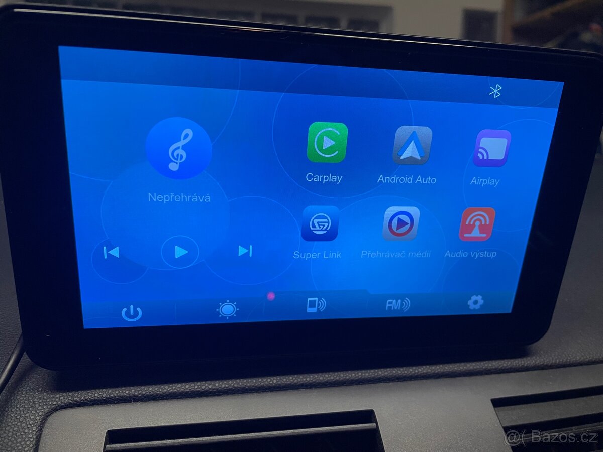 Autoradio sencor s carplay a couvaci kamerou