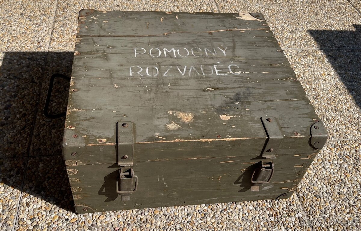 Stará vojenská dřevěná krabice