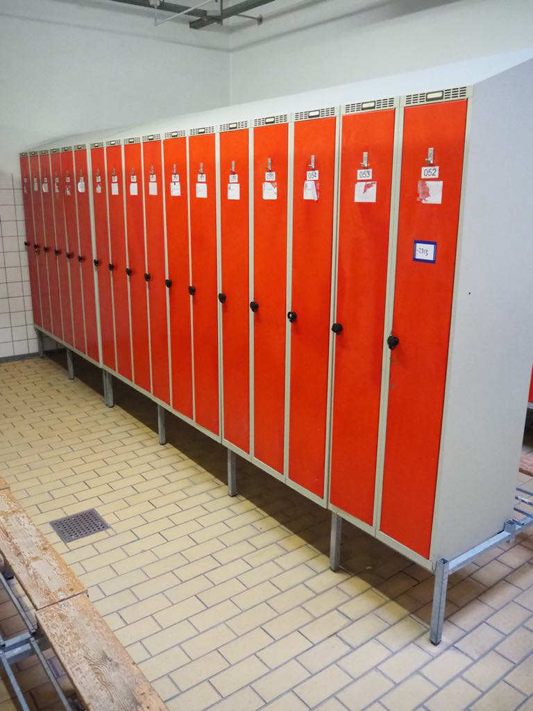 Prodej plechových šatních skříněk, dřevěných lavic a sejfů