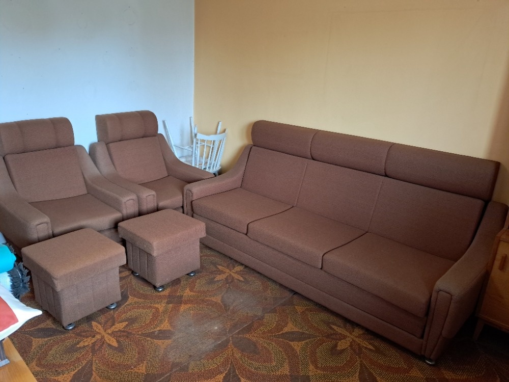 rozkládací válenda s křesly a taburety