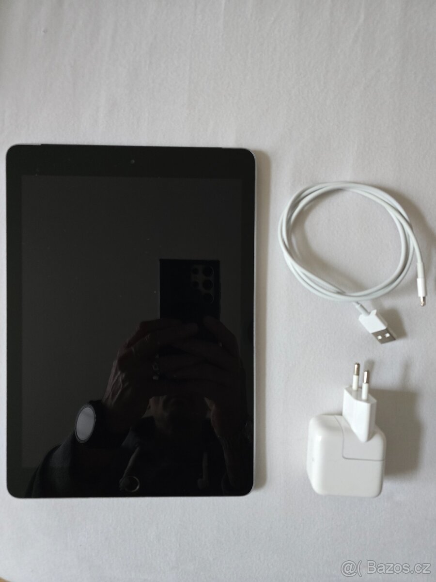 Pad 9.7" 32GB + Cellular (6. gen - 2018) Vesmírně šedá