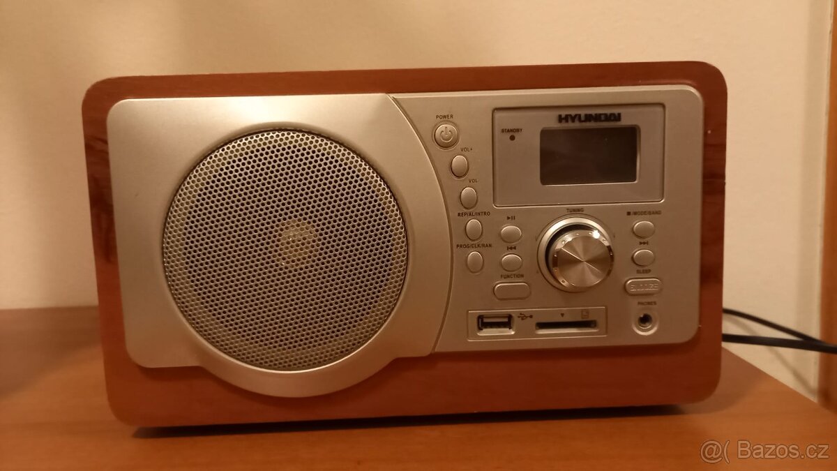 Retro rádiopřijímač Hyundai PR 809