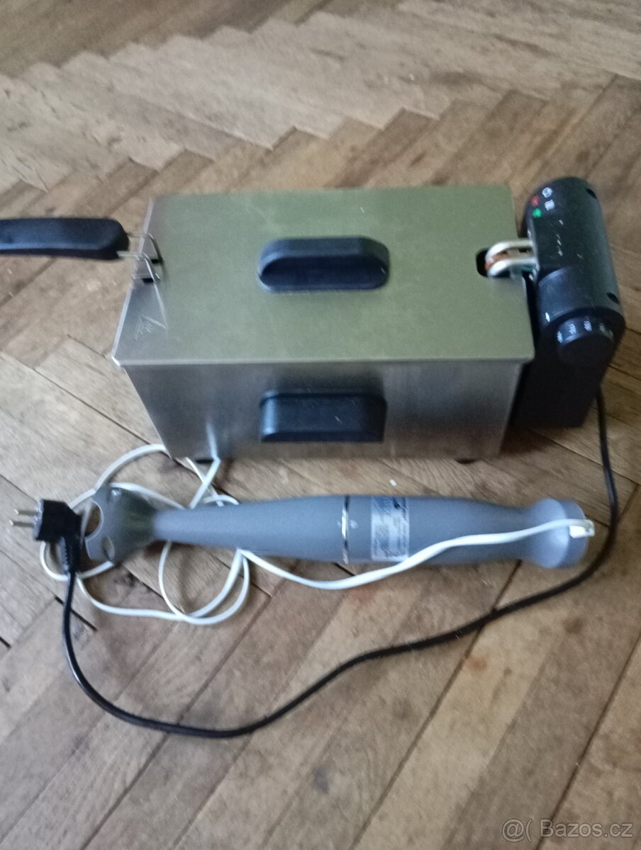 Fritovací hrnec Tristar + tyčový mixer.