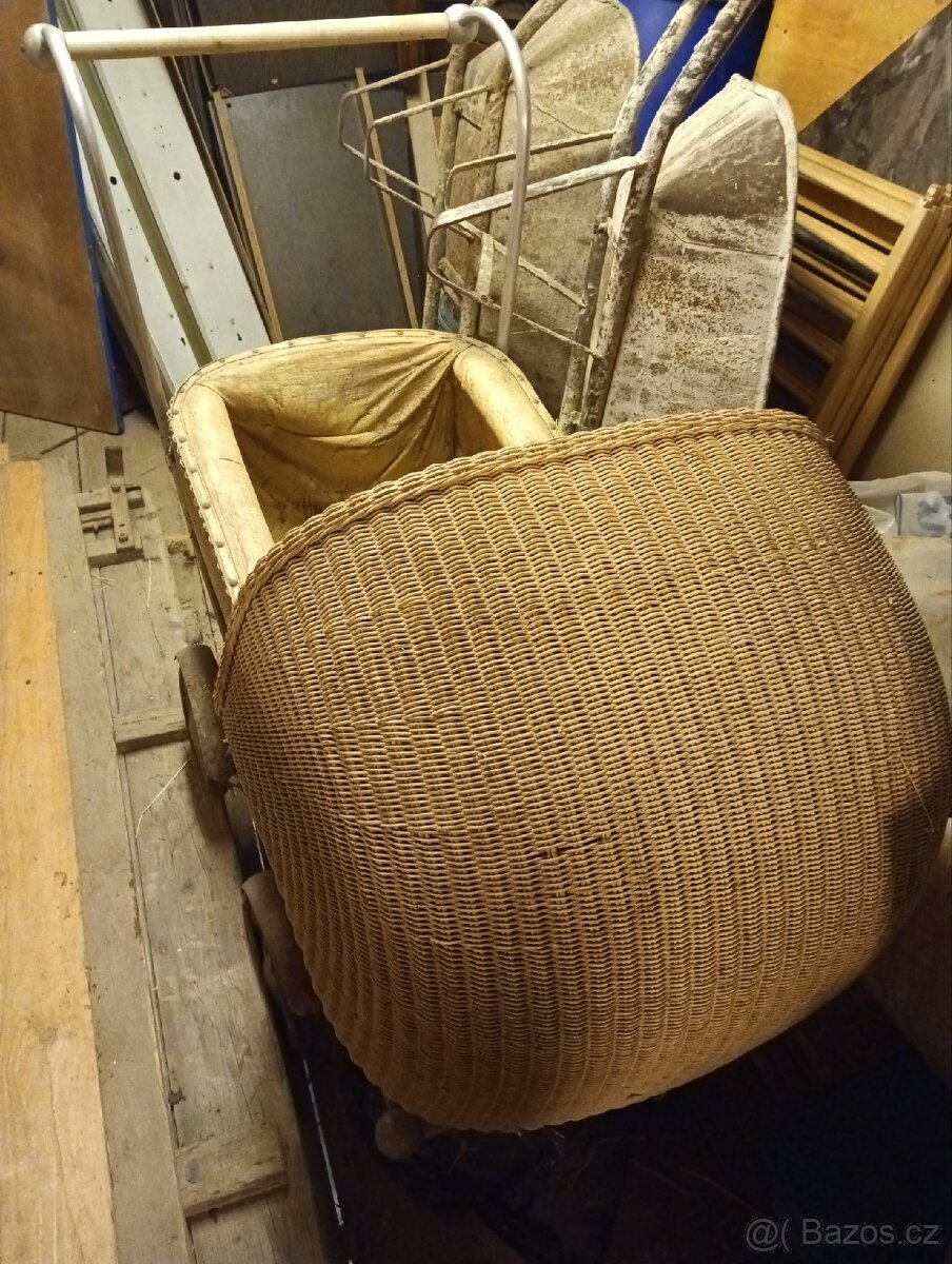 Kočárek starožitný osmipérák