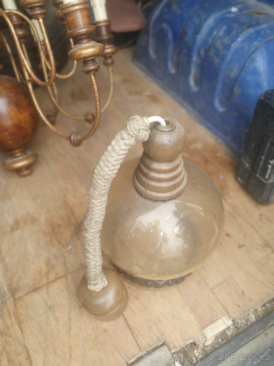 Retro ramenny lustr, plus dvě nástěnné lampy a jeden sklene.