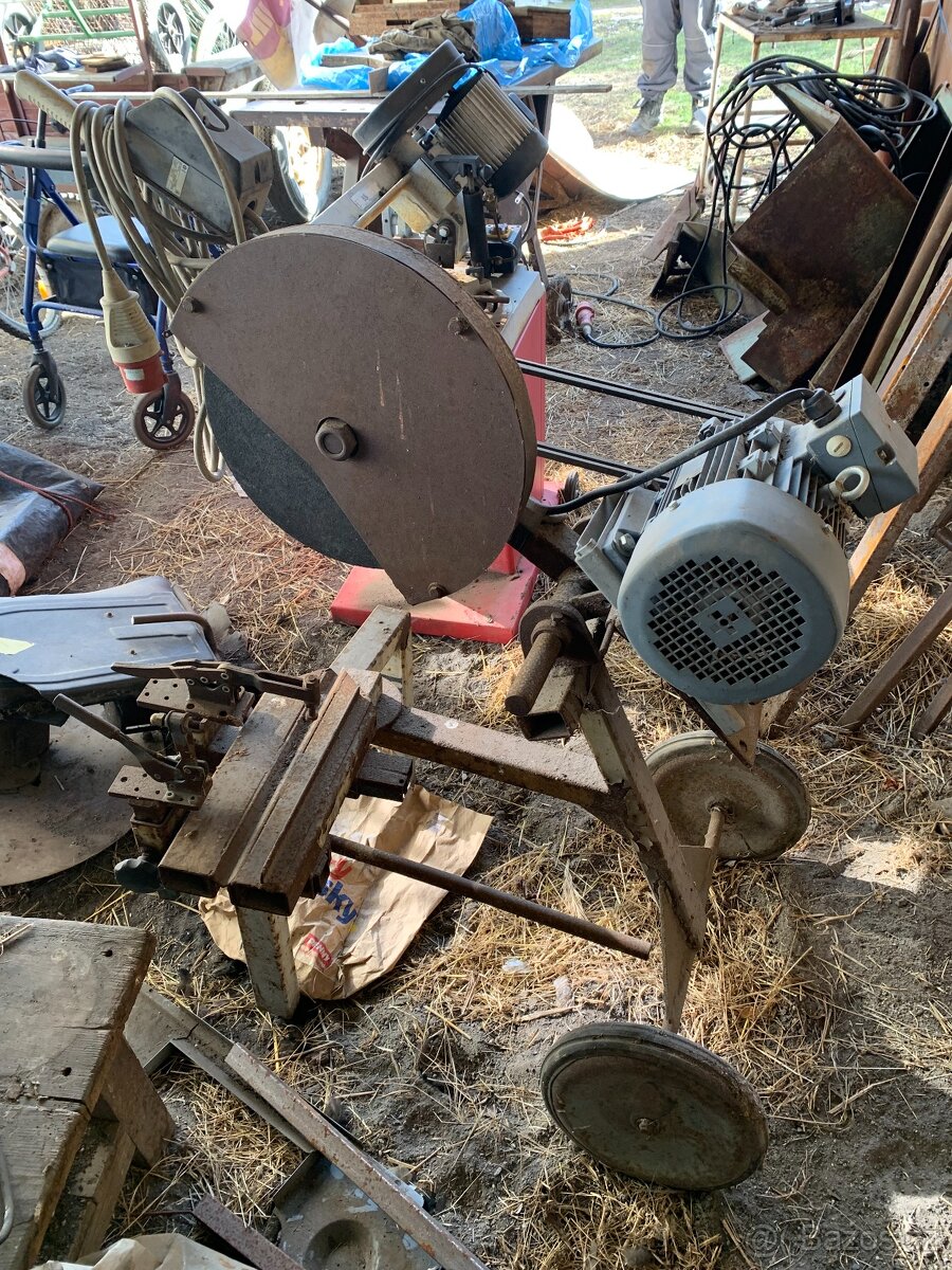 Rozbrušovací sklopná pila na kov