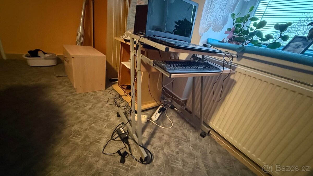 Prodám počítačový stolek