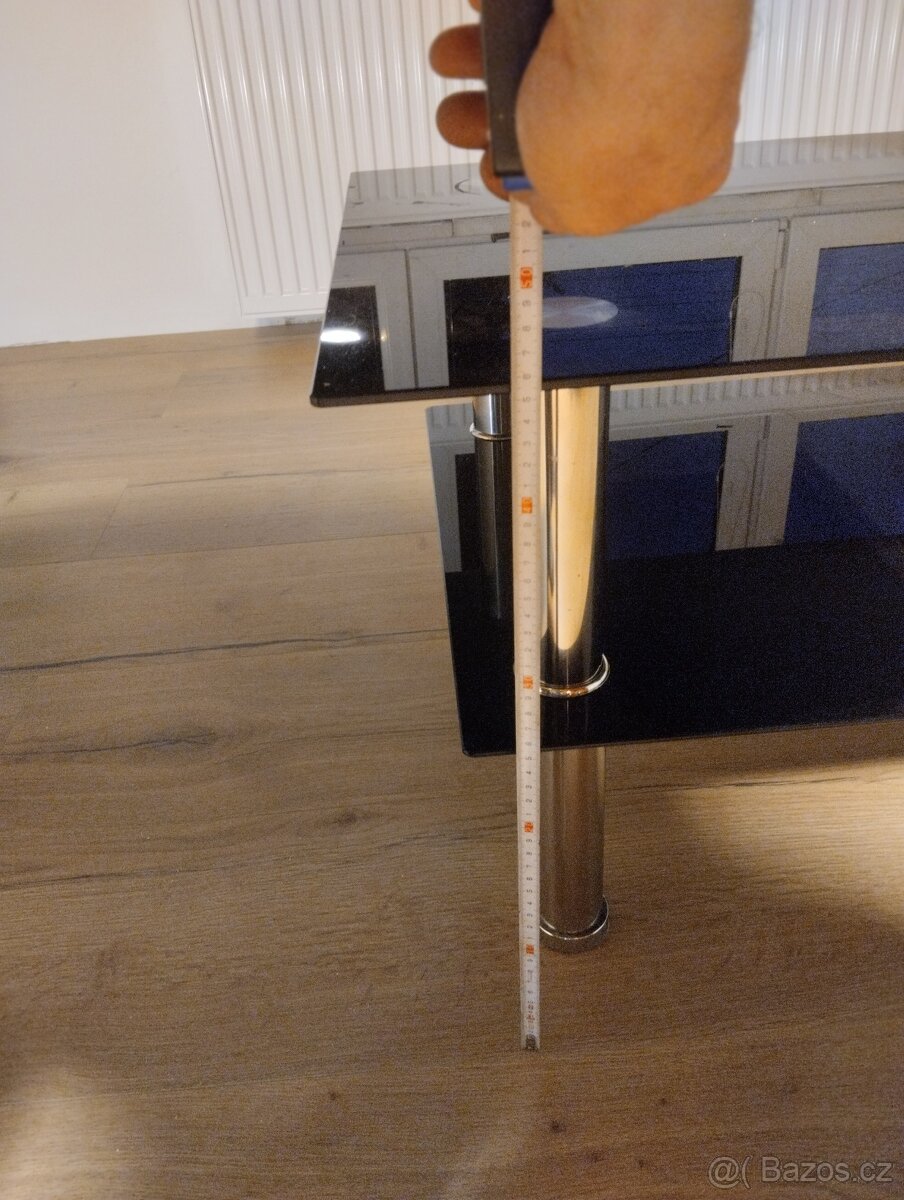 Skleněný stůl k sedačce