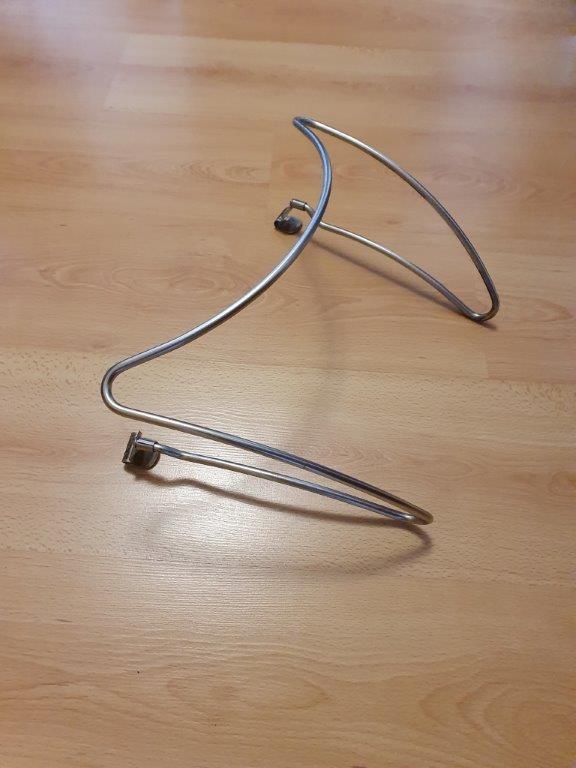 Držák víka grilu.