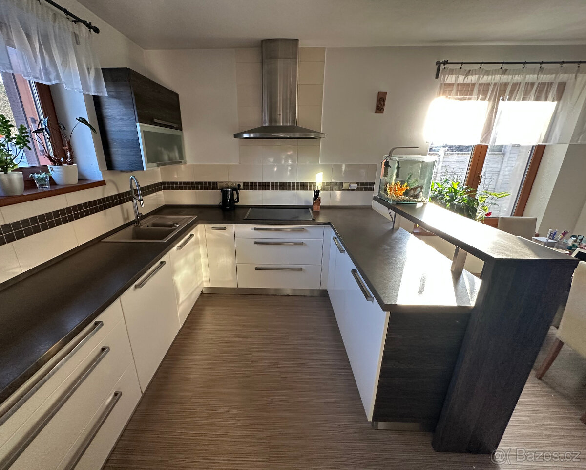 Prodám Kuchyň na míru 10 let starou jídelní stůl a 6 židel