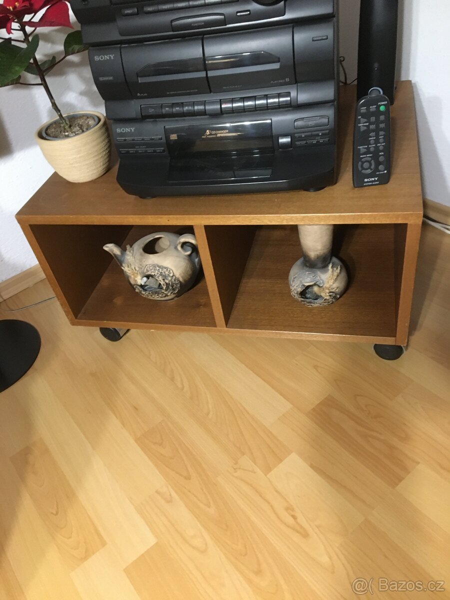 prodej skříňka pod radio