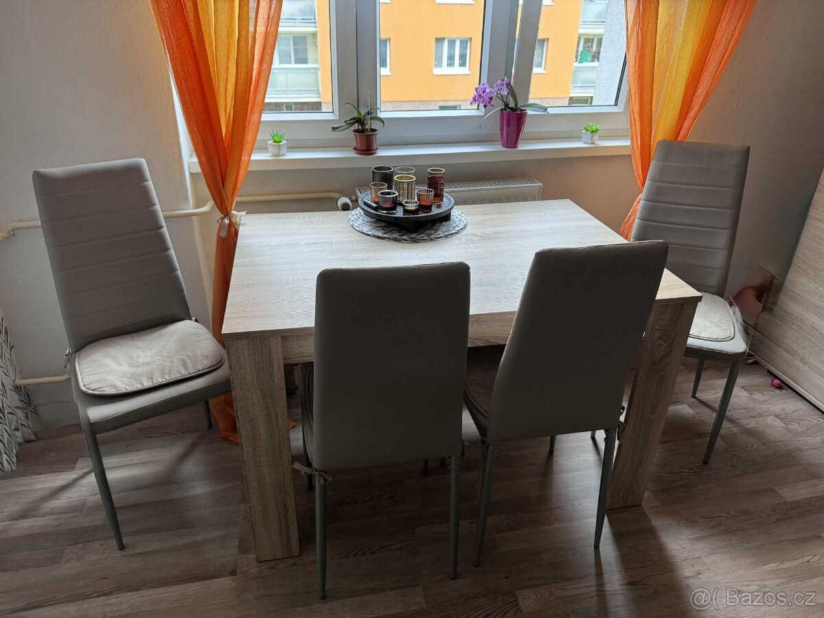Jídelní stůl se židlemi (set)