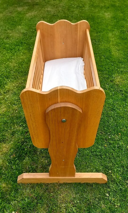 Dětská kolíbka s aretací proti houpání