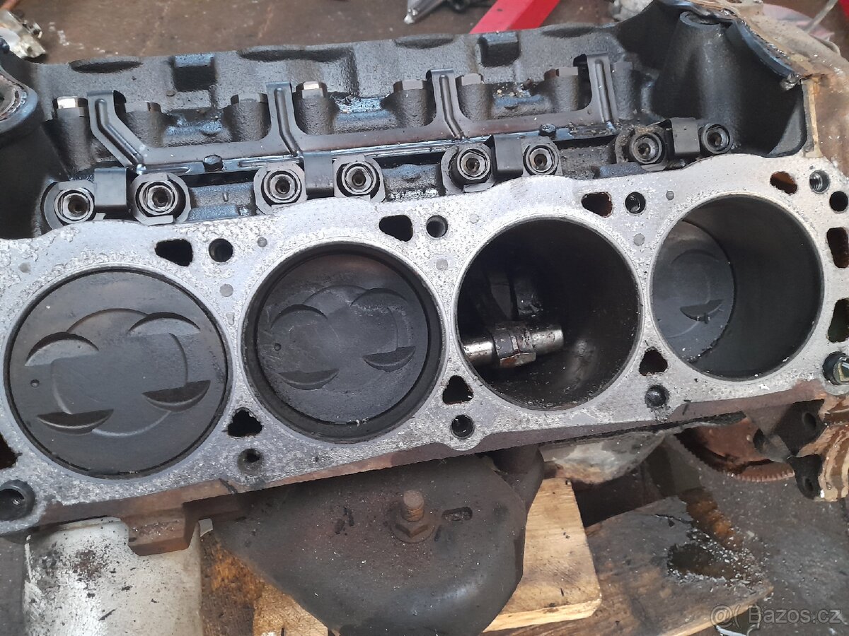 Blok motoru V8 stolek