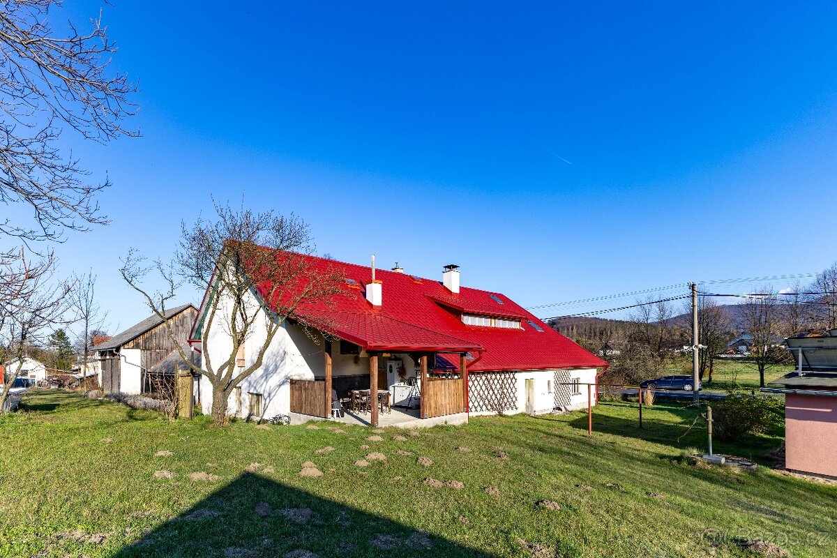 PRODEJ RD S VELKÝM POZEMKEM PŘES 5000m2, Černá Voda