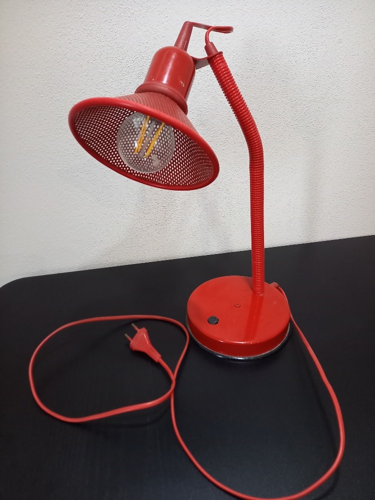 Dvě lampičky černá a červená