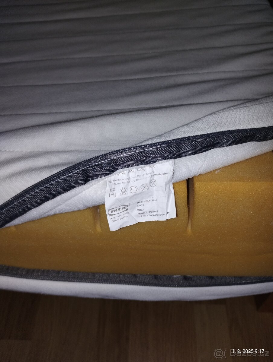 Dřevěná postel s matrací + regál