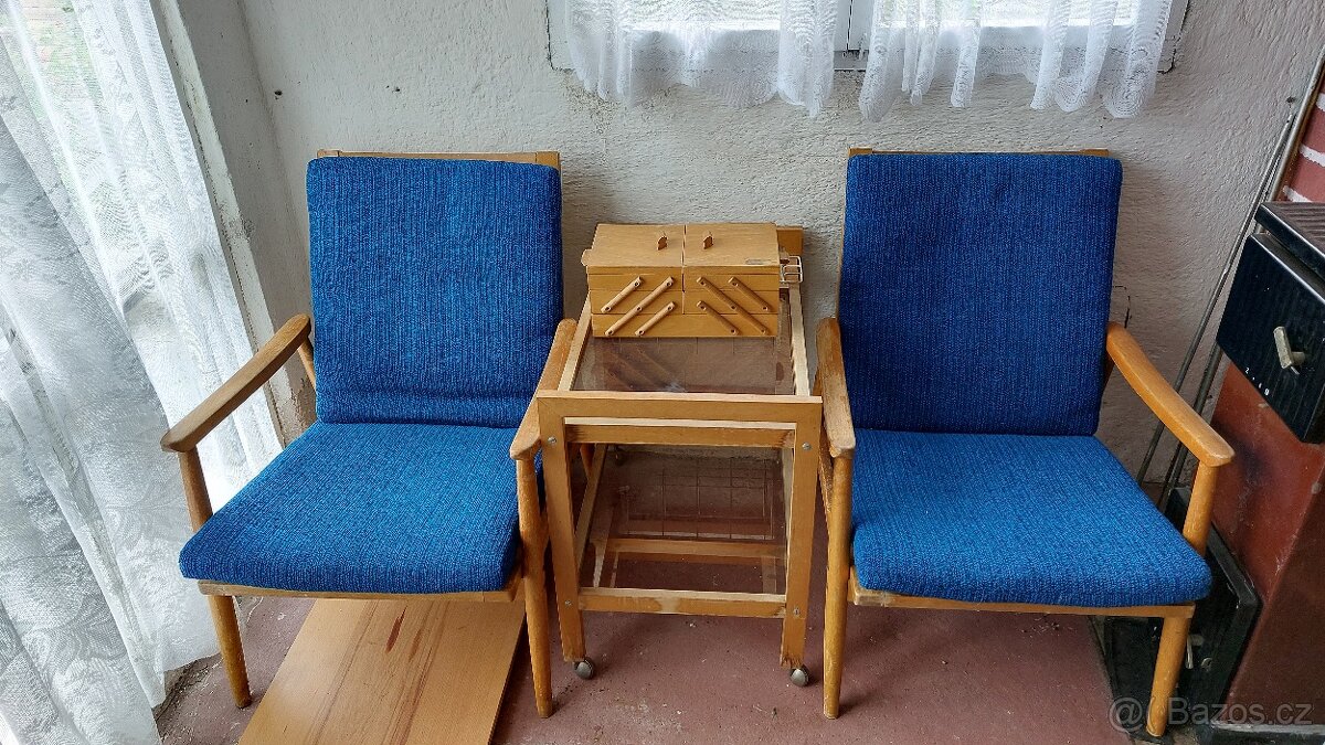 retro křesla se servírovacím stolkem na kolečkách