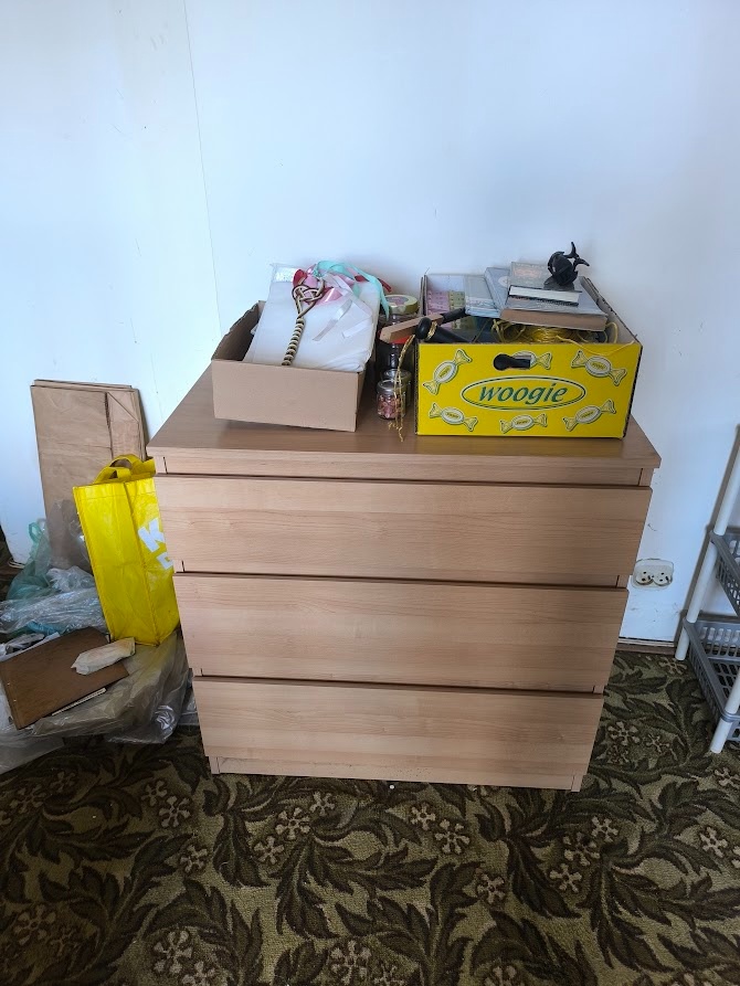 Příruční skříňka-komoda se třemi zásuvkami