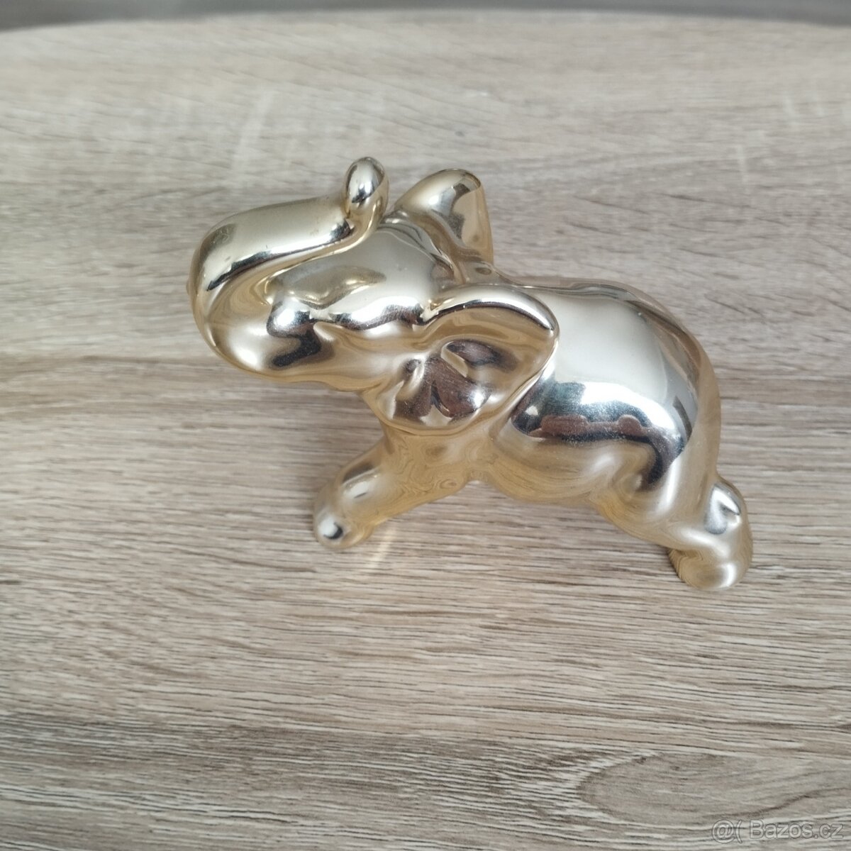 Porcelánová soška slůněte