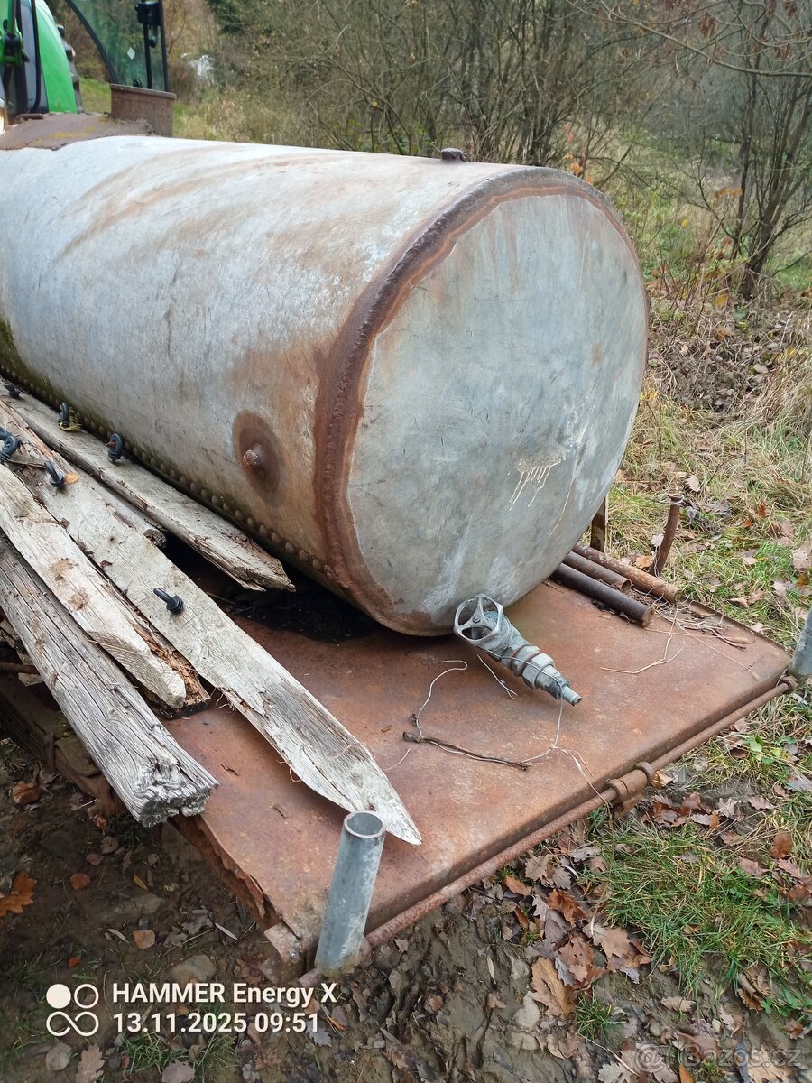 Nádrž na vodu s podvozkem