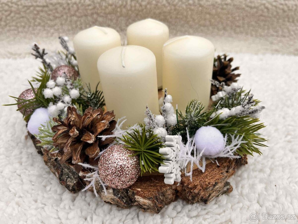 Vánoční svícen s růžovými doplňky