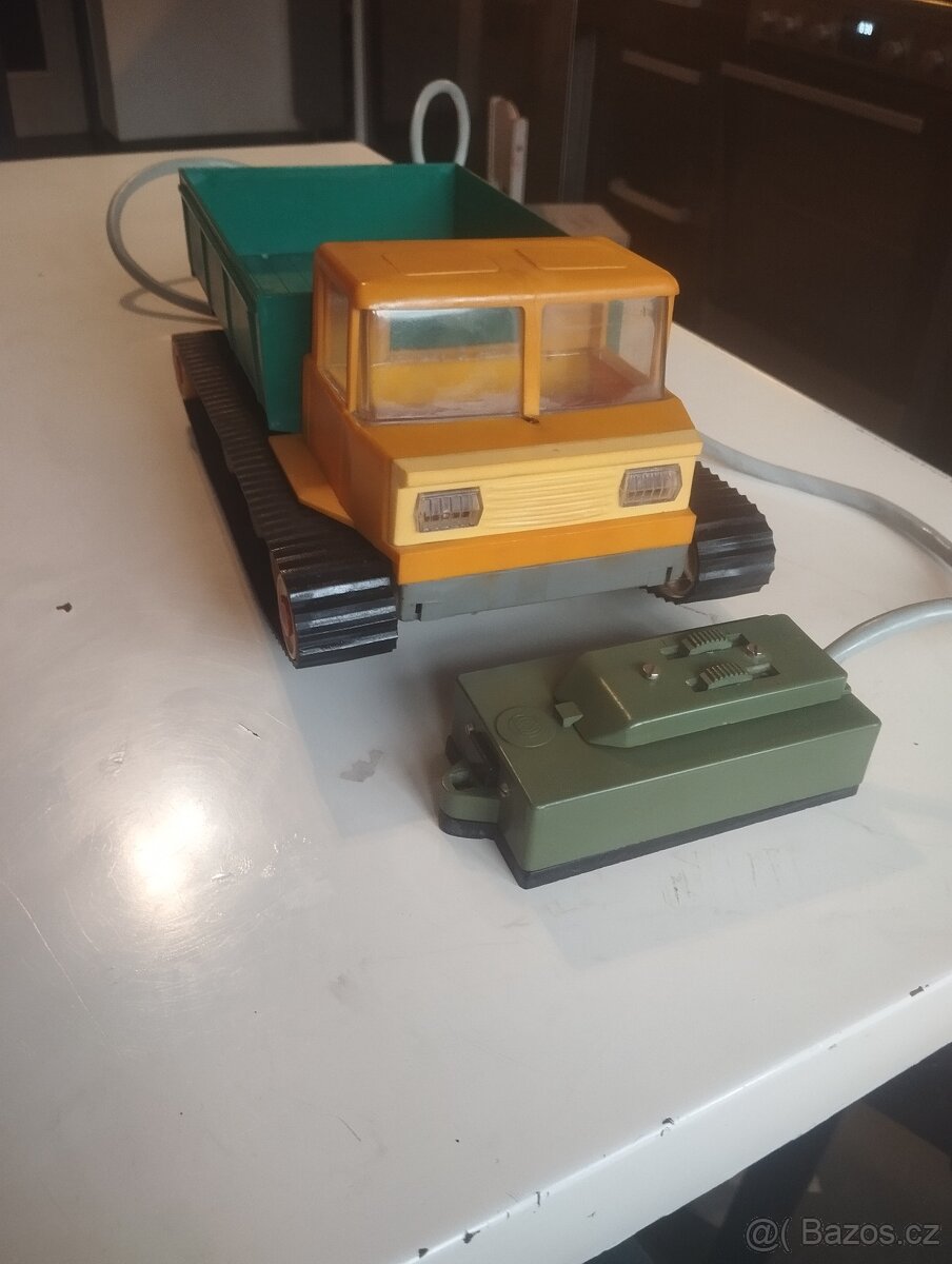 Staré hračky pásové vozidlo