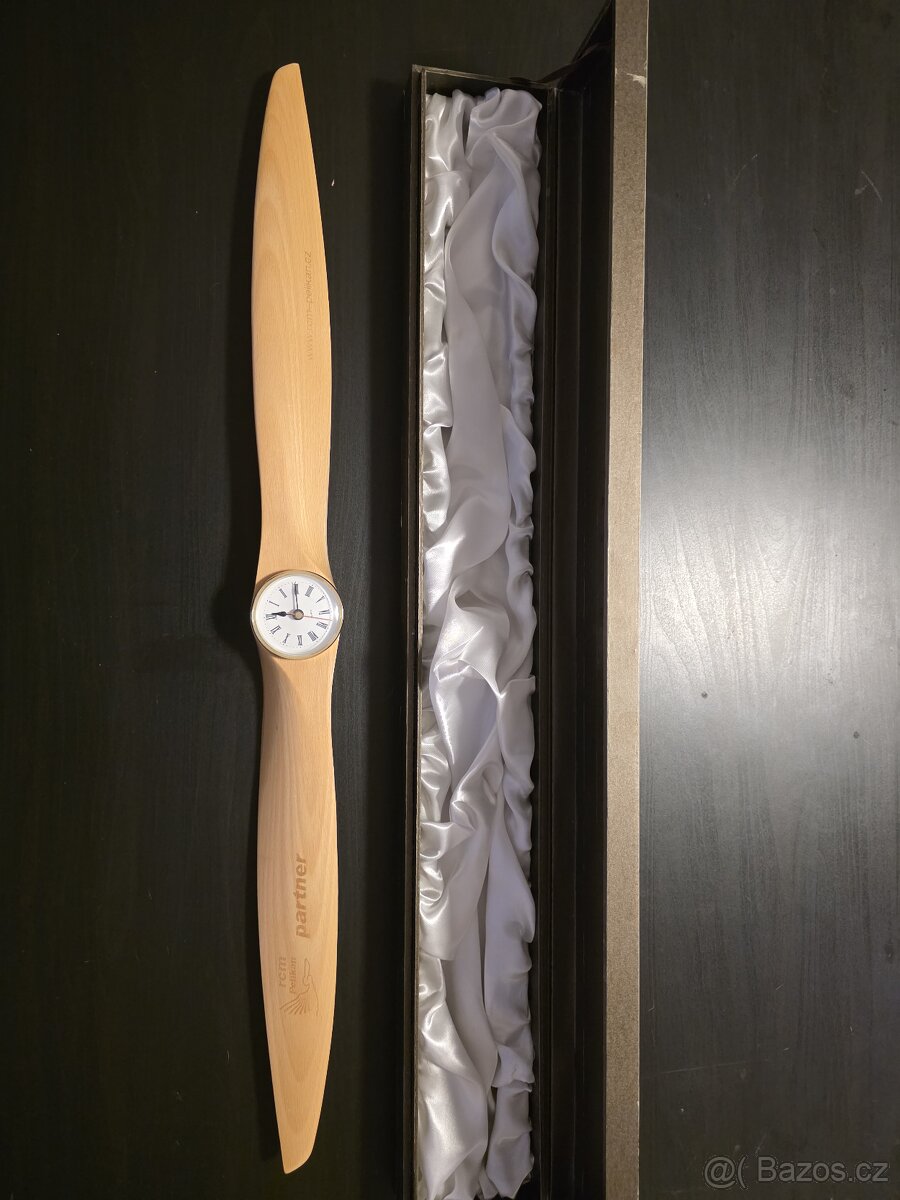 Dřevěné designové hodiny (vrtule) v dárkové krabičce