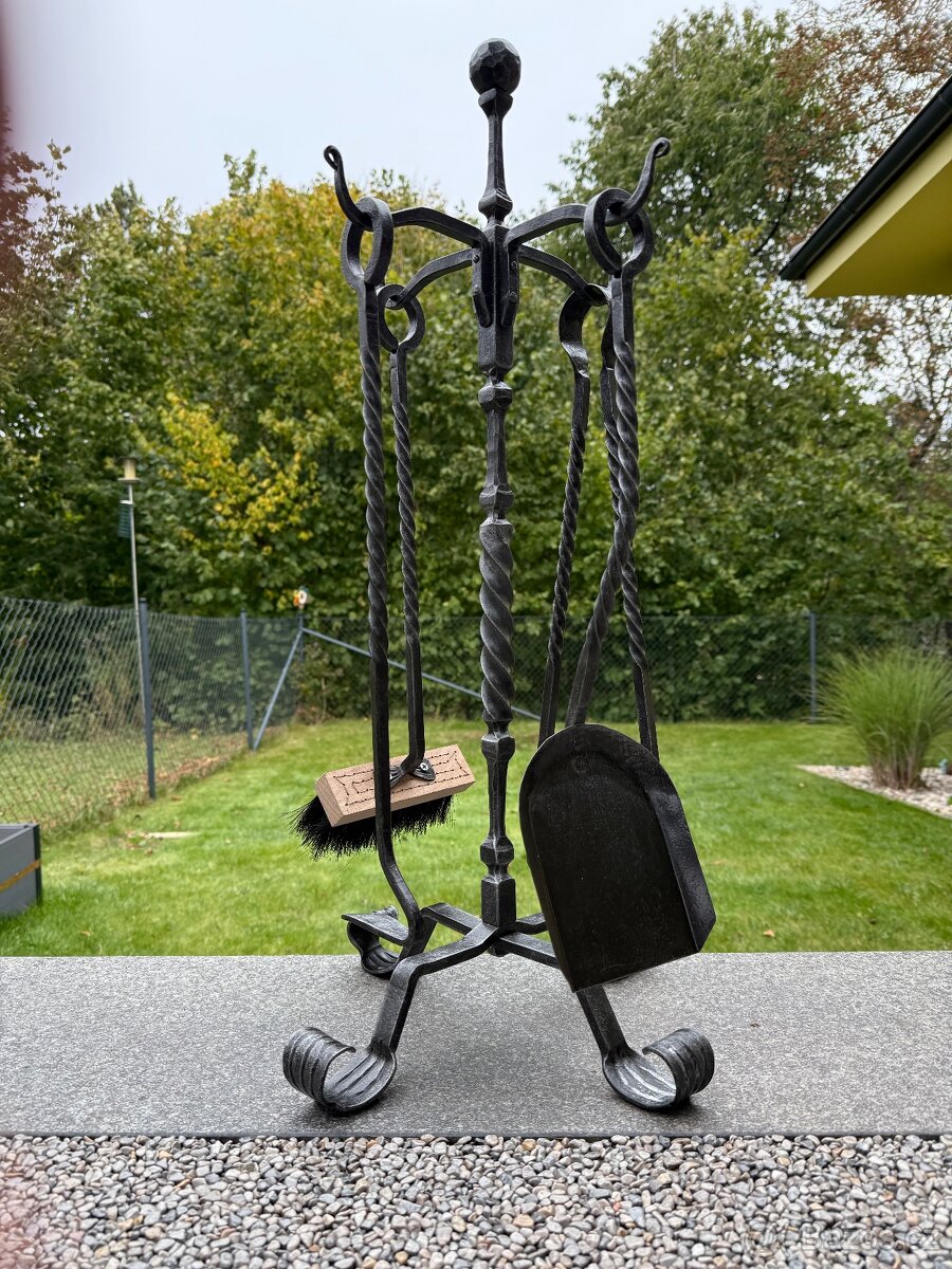 Kované krbové nářadí