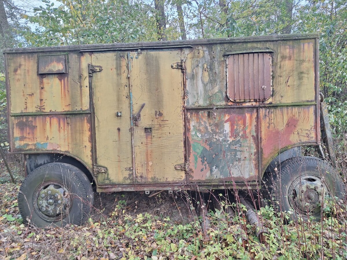 Vojenský plechový přívěs