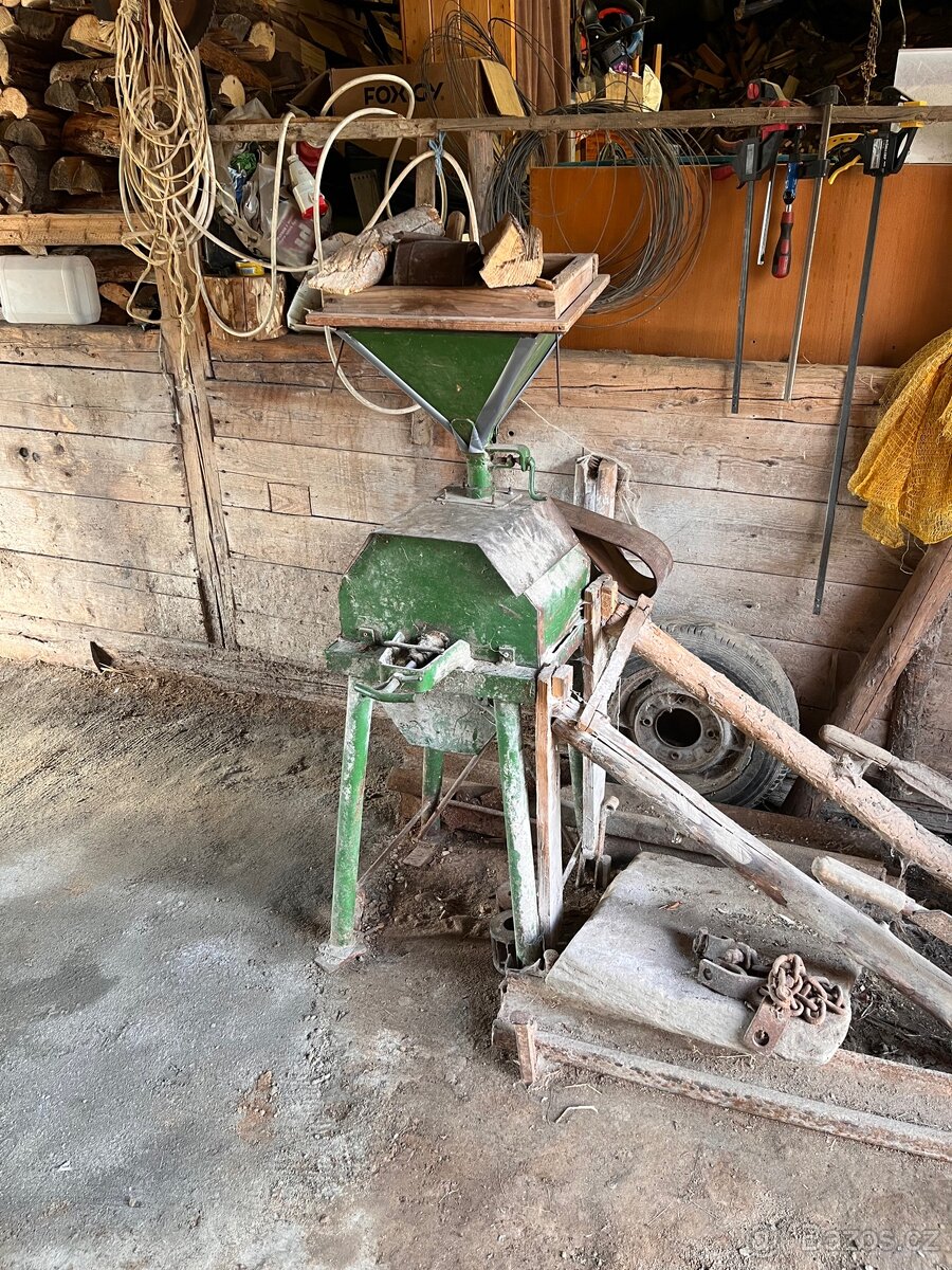 Šroťák obilí s motorem 7,5 kw