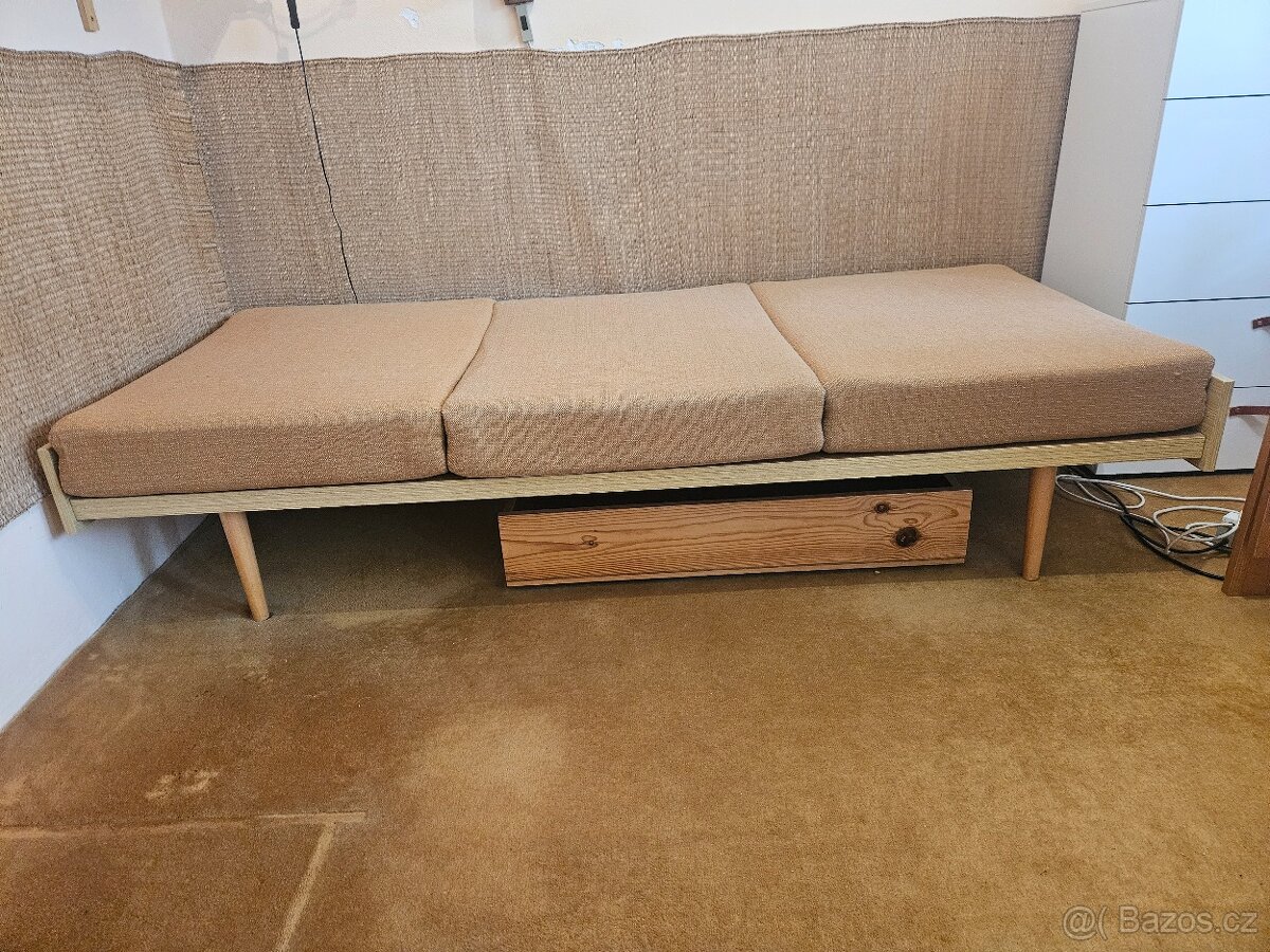 Postel s úložným prostorem