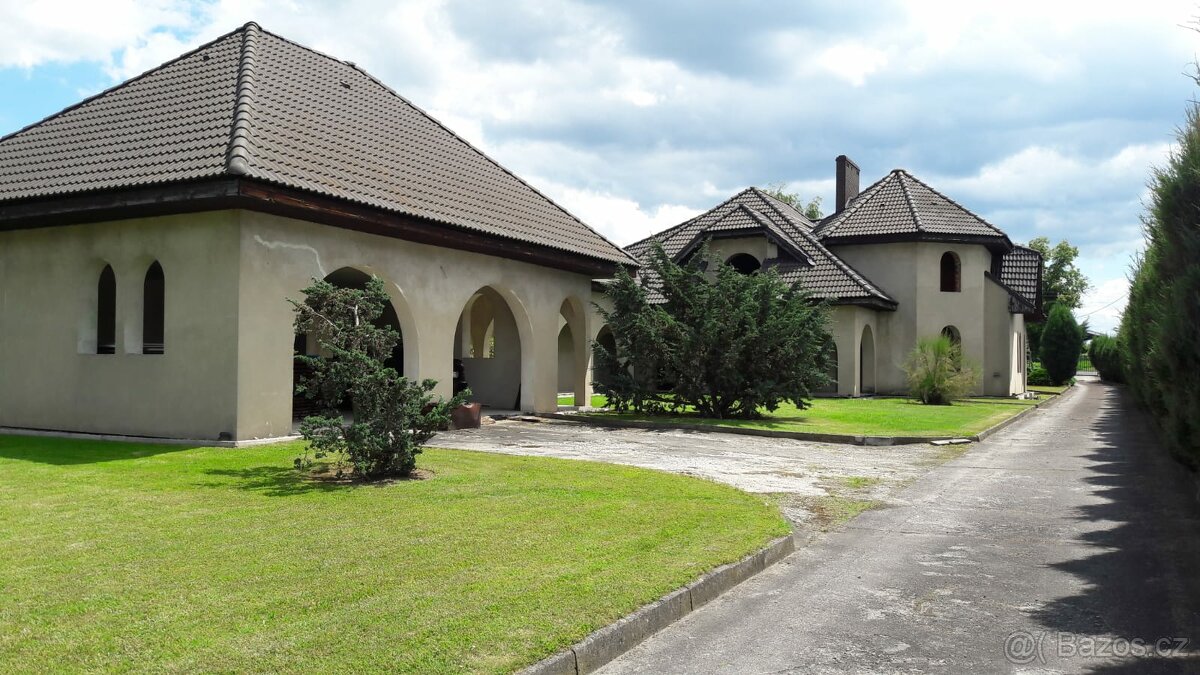 Atraktivní velký pozemek dům a garáže v polské Nyse