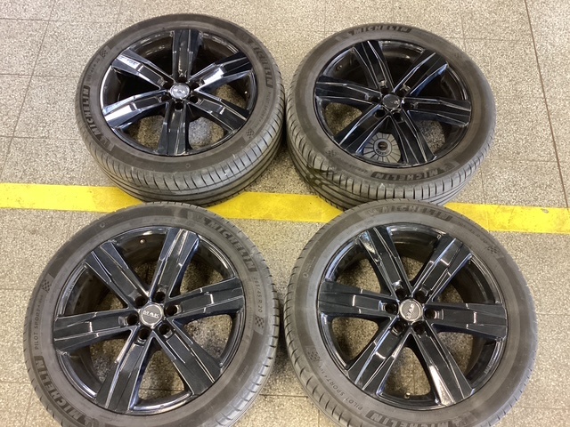 Sada komplet MICHELIN Pilot Sport 265/45R20 s ALU ráfky