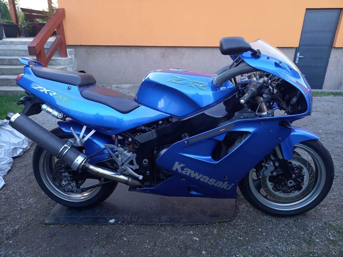 Motor Kawasaki ZXR750J1 a karburátory