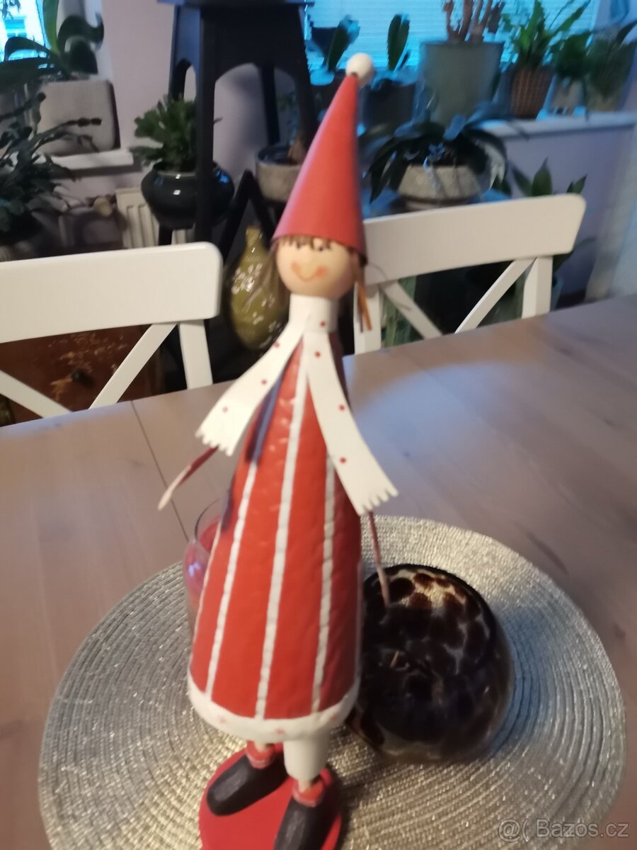 Plechový panáček s puntíkatou šálou