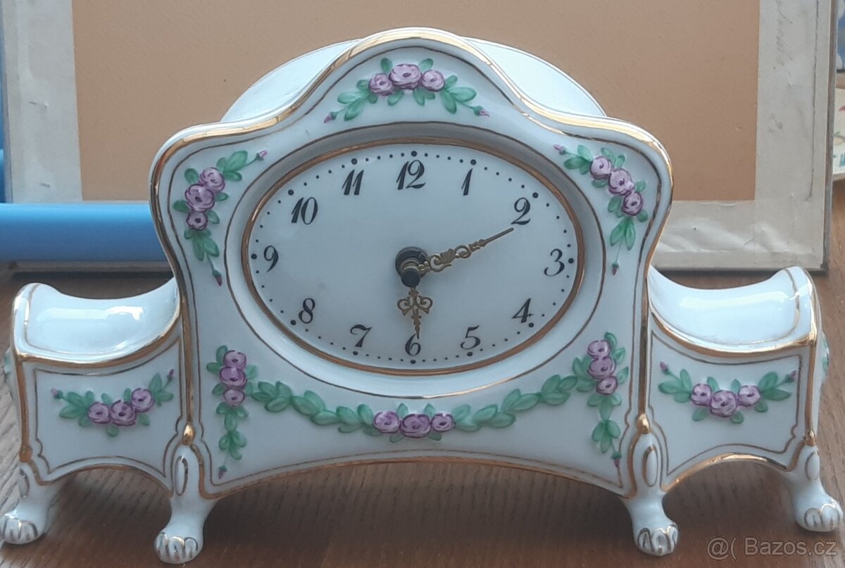 Porcelánové stolní hodiny zdobené zlatem