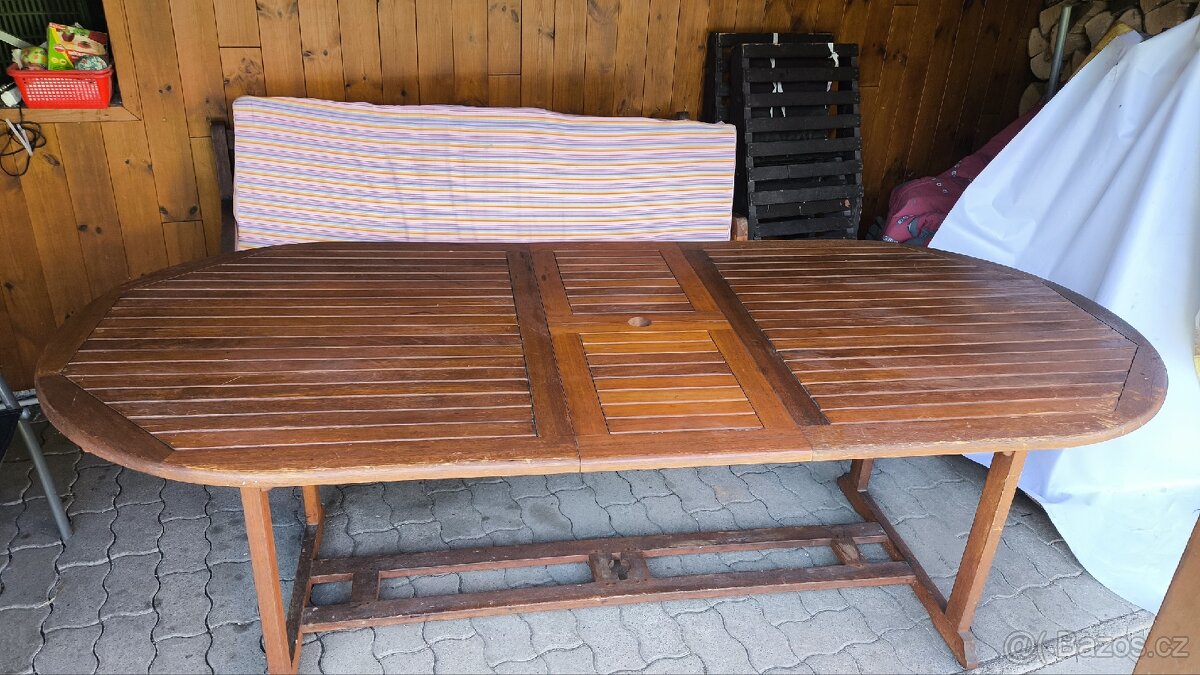 Teakový rozkládací stůl