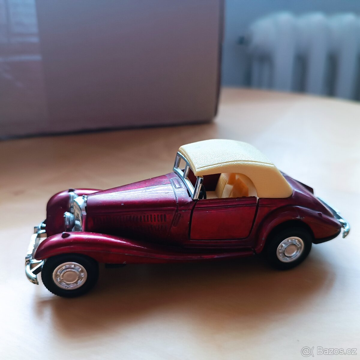 Prodám kovový model 1:43 mercedes benz 540