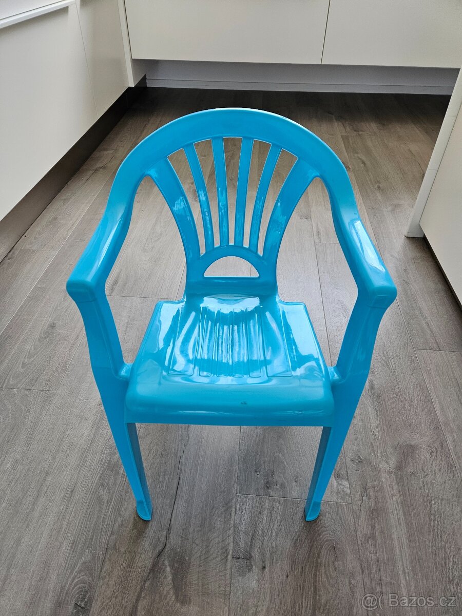 Dětská plastová zahradní židle