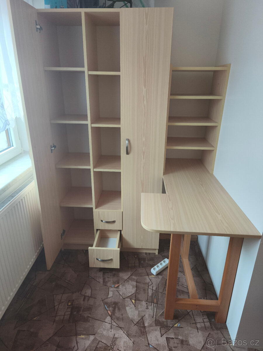Dřevěná skřín s poličkou a stolem