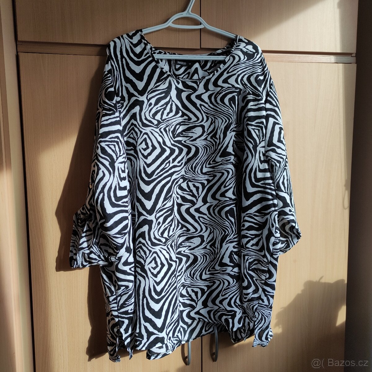 Černobílá halenka vel. 58