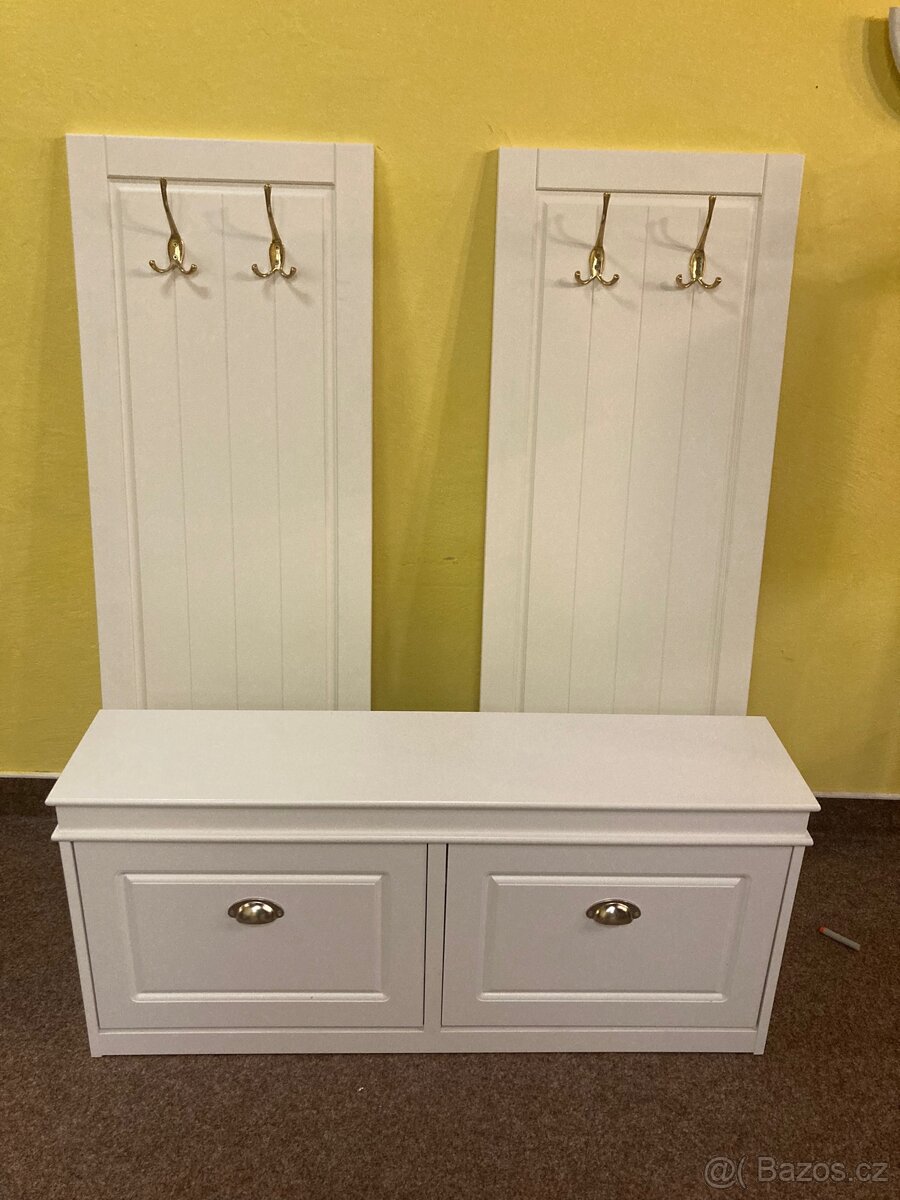 Vešáková stěna a botník