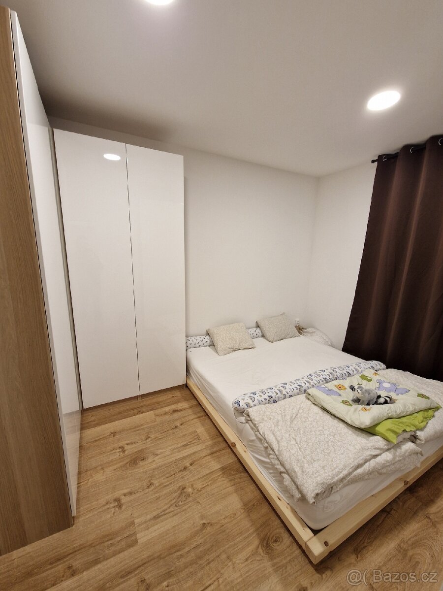 Nízká postel ze dřeva, 180x200, značka Karup Design